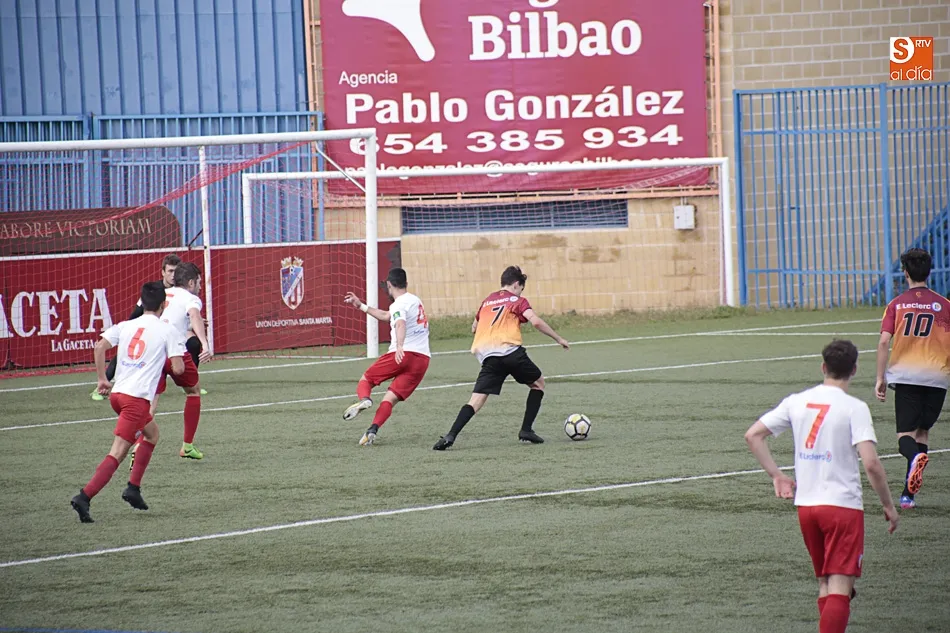 Foto 11 - El Santa Marta no cede y sigue en la lucha tras ganar el derbi ante un combativo Carbajosa (4-2)