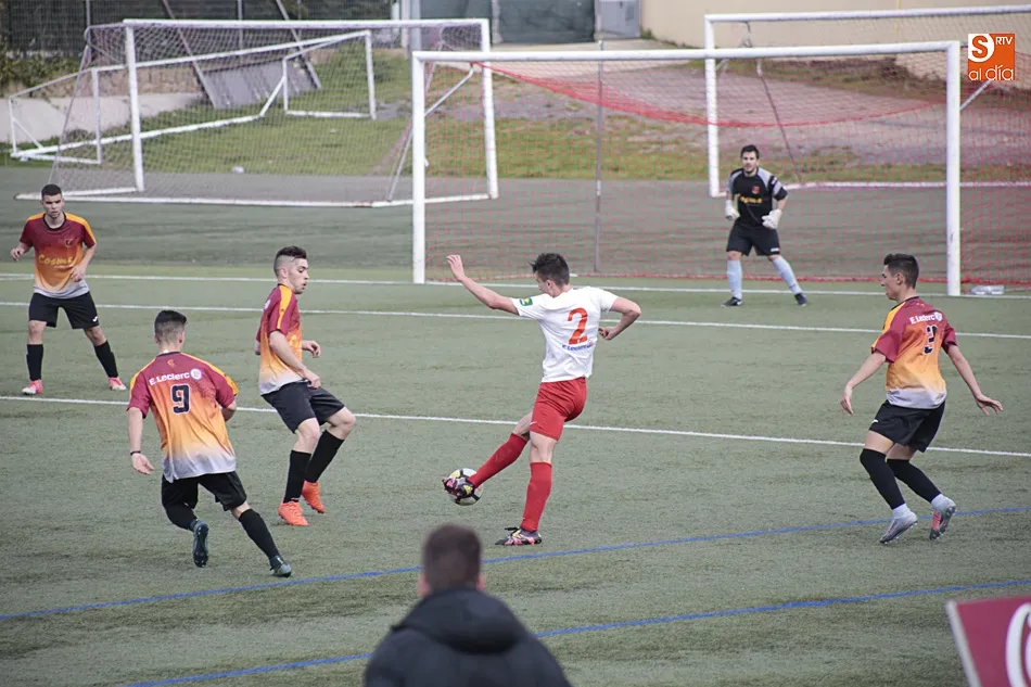 Foto 9 - El Santa Marta no cede y sigue en la lucha tras ganar el derbi ante un combativo Carbajosa (4-2)