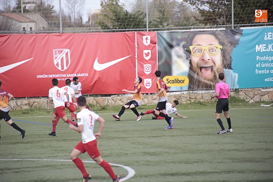 Foto 8 - El Santa Marta no cede y sigue en la lucha tras ganar el derbi ante un combativo Carbajosa (4-2)