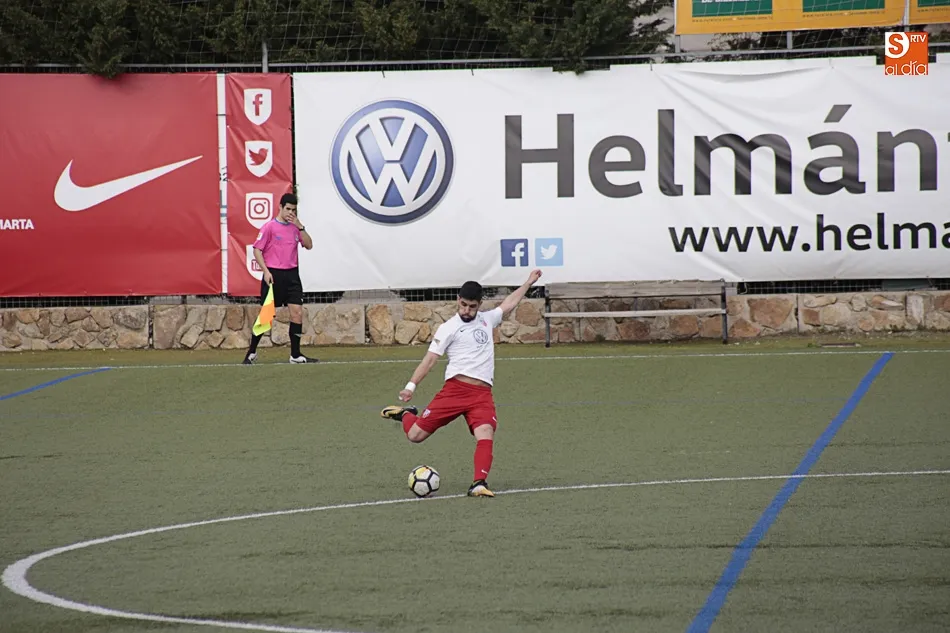 Foto 7 - El Santa Marta no cede y sigue en la lucha tras ganar el derbi ante un combativo Carbajosa (4-2)