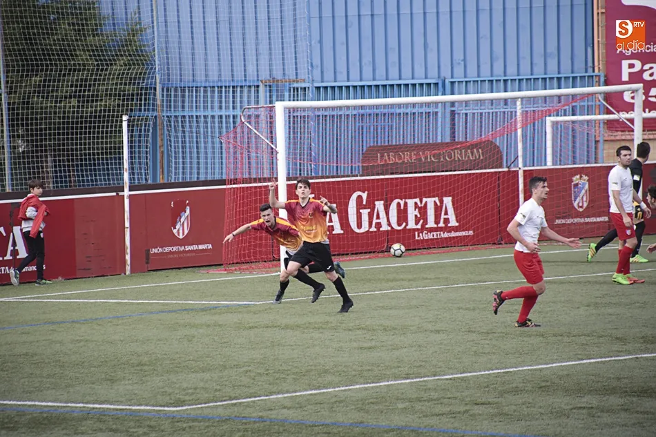 Foto 6 - El Santa Marta no cede y sigue en la lucha tras ganar el derbi ante un combativo Carbajosa (4-2)