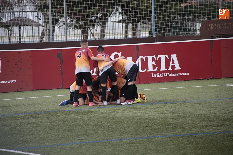 Foto 2 - El Santa Marta no cede y sigue en la lucha tras ganar el derbi ante un combativo Carbajosa (4-2)