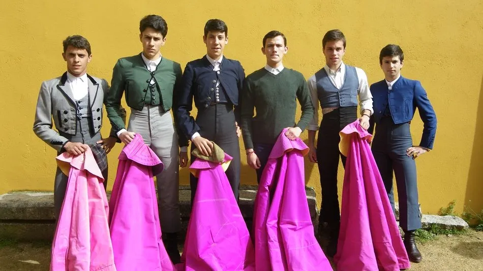 Tarde de buena temperatura, nublado, amenazando tormenta, ligero viento y mucho público en la plaza