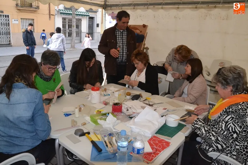Completa y animada tarde de domingo en la Feria del Libro  