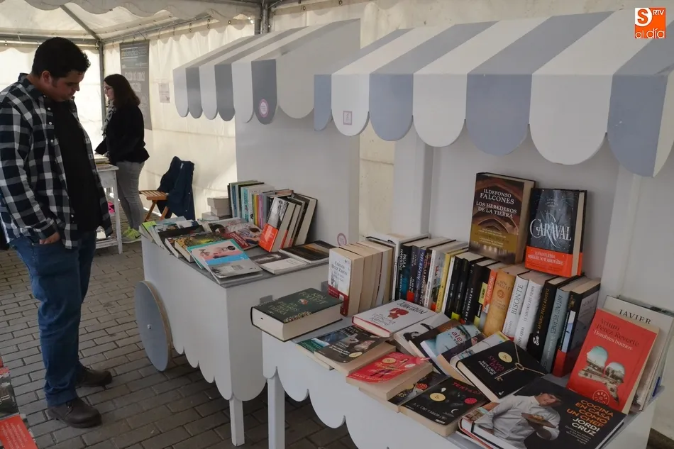 Foto 10 - Completa y animada tarde de domingo en la Feria del Libro  
