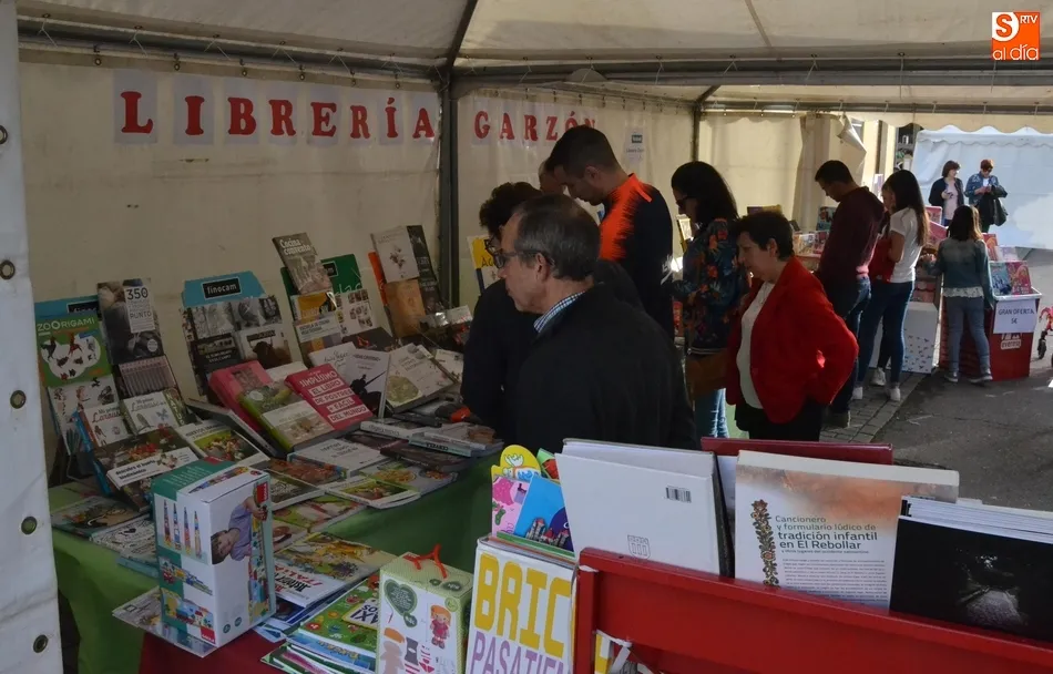 Foto 9 - Completa y animada tarde de domingo en la Feria del Libro  
