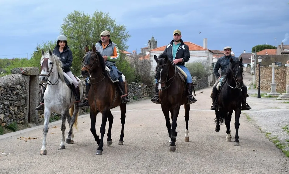 Foto 2 - Aldea del Obispo da la salida a la 2&ordf; jornada de la Ruta Ecuestre de las Fortificaciones  