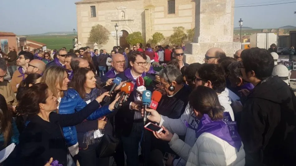 Alfonso Fernández Mañueco atiende a los periodistas en Villalar / EL NORTE