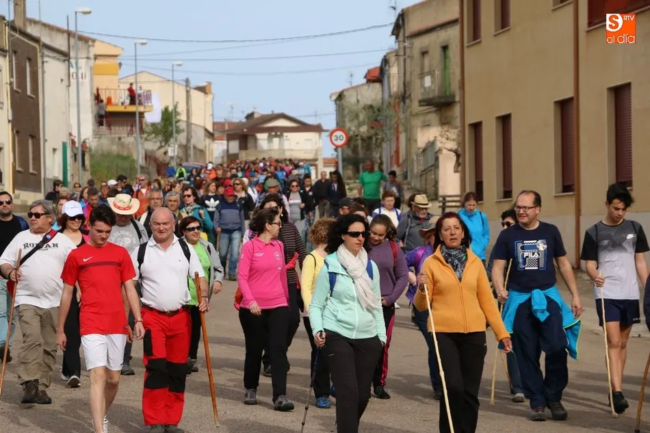 Foto 7 - El Cach&oacute;n del Camaces sorprende a los senderistas de la ruta de Hinojosa  