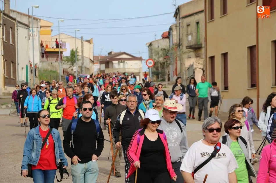 Foto 5 - El Cach&oacute;n del Camaces sorprende a los senderistas de la ruta de Hinojosa  