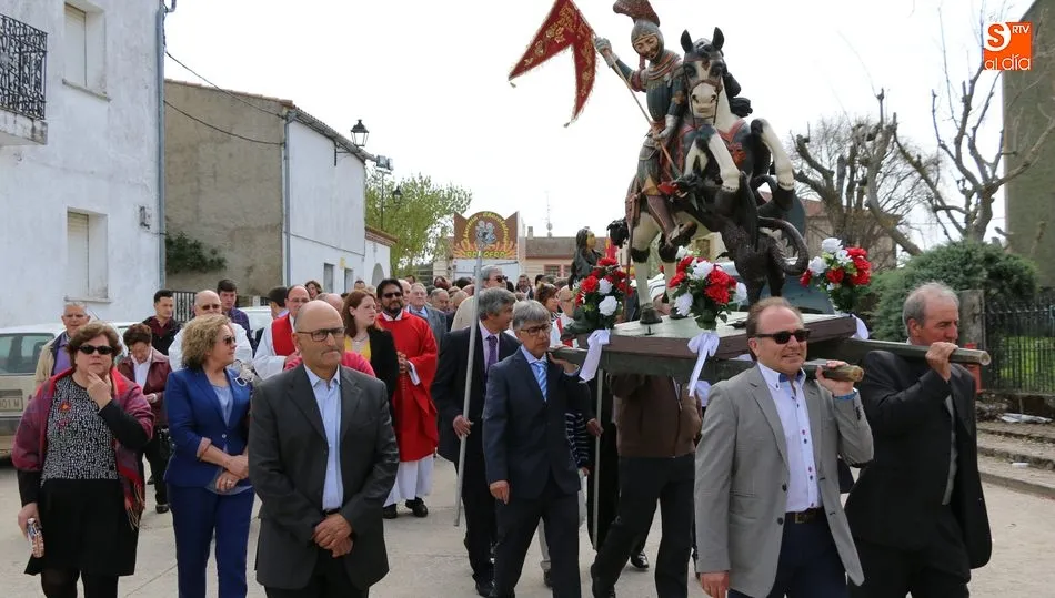 Los vecinos acompañaron a San Jorge en procesión por las calles de Olmedo de Camaces