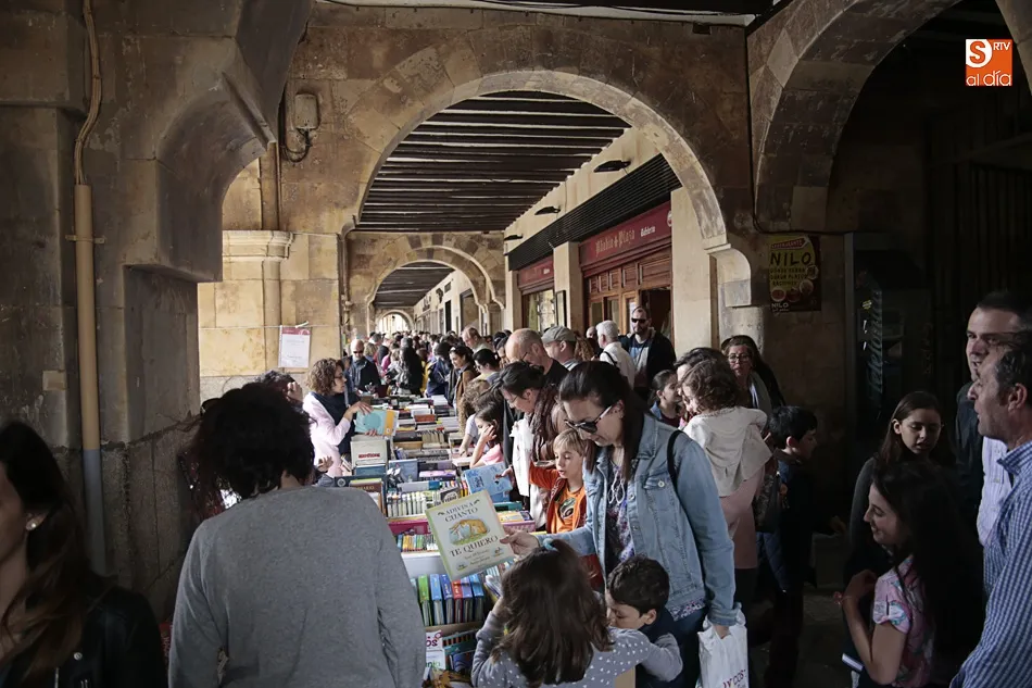 Foto 10 - El D&iacute;a del Libro re&uacute;ne en los soportales de la Plaza Mayor a cerca de una treintena de librer&iacute;as ...