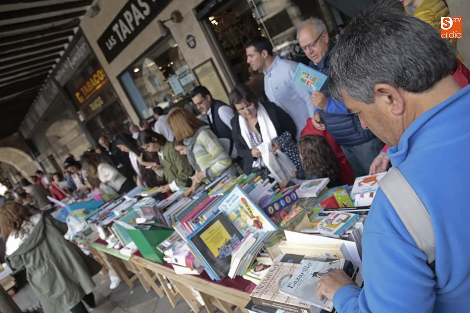 Foto 9 - El D&iacute;a del Libro re&uacute;ne en los soportales de la Plaza Mayor a cerca de una treintena de librer&iacute;as ...