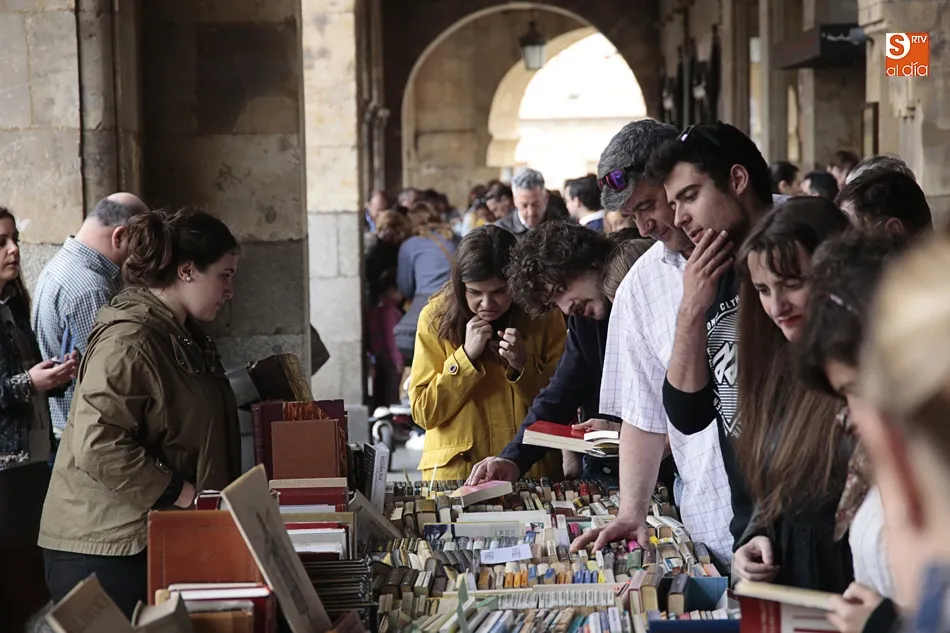 Foto 7 - El D&iacute;a del Libro re&uacute;ne en los soportales de la Plaza Mayor a cerca de una treintena de librer&iacute;as ...