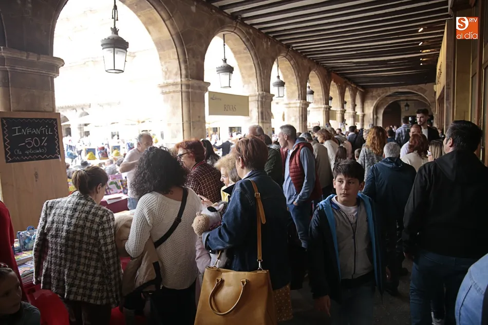 Foto 6 - El D&iacute;a del Libro re&uacute;ne en los soportales de la Plaza Mayor a cerca de una treintena de librer&iacute;as ...