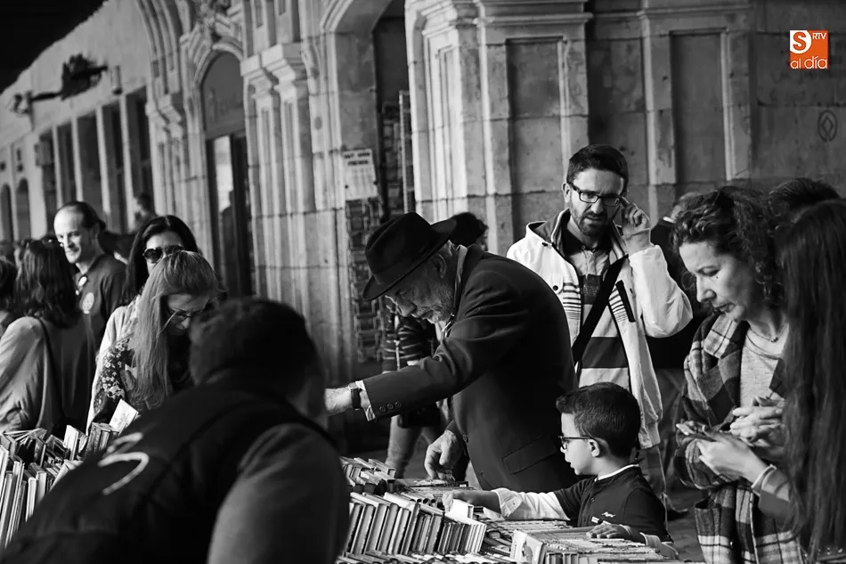 Foto 4 - El D&iacute;a del Libro re&uacute;ne en los soportales de la Plaza Mayor a cerca de una treintena de librer&iacute;as ...