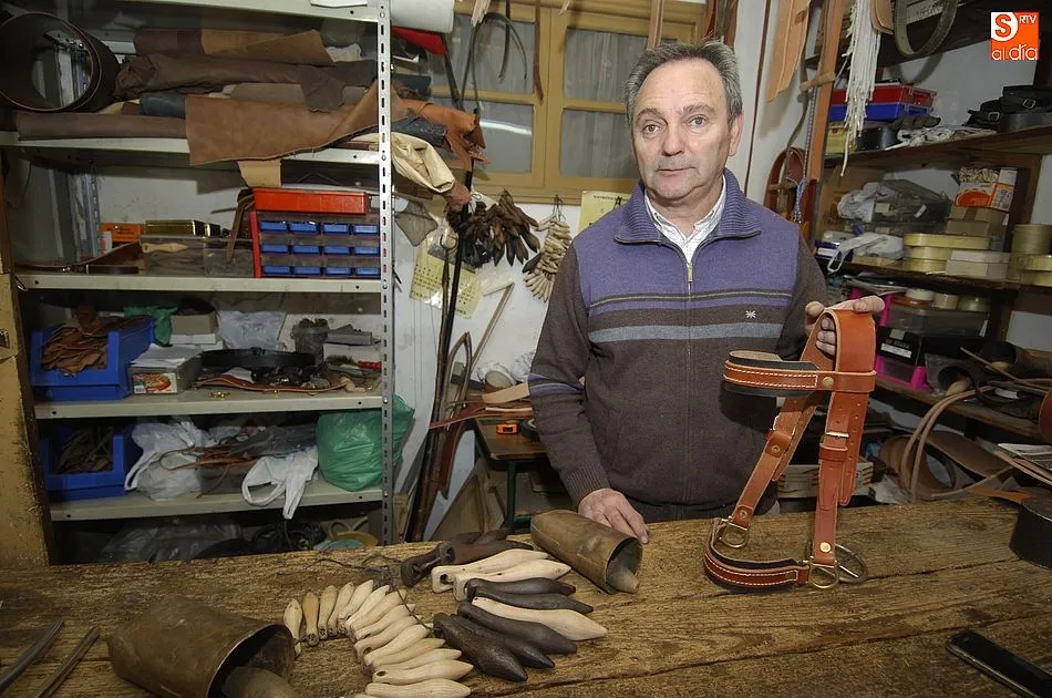 Julián Tejeda muestra unos de sus recientes encargos/Reportaje gráfico:Adrián Martín