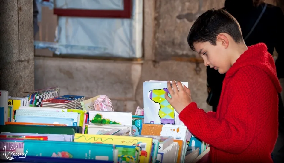 Muchos de los autores, padres de las obras que se ofrecen al viandante en la Plaza Mayor de Salamanca, ya no están entre nosotros, pero nos dejaron su pensamiento sobre hojas de papel