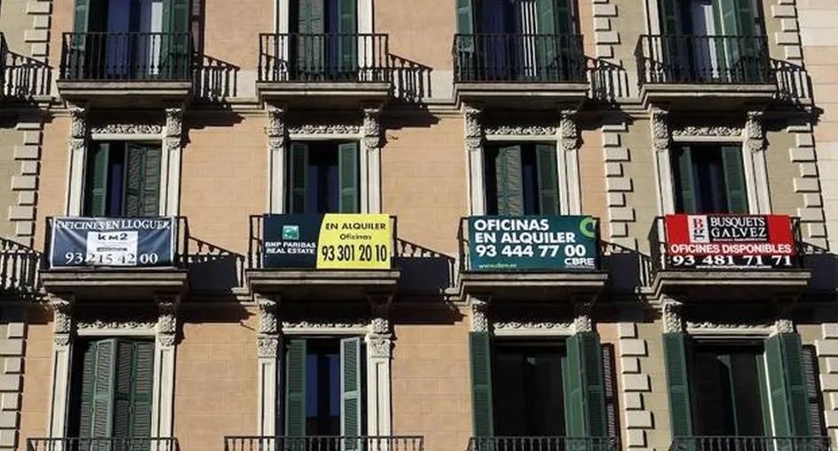 Carteles de oficinas en alquiler en un edificio del centro de Barcelona / EL NORTE