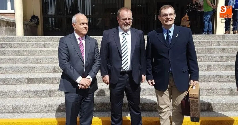 El consejero Fernando Rey, con el director del IES y el director provincial de Educación