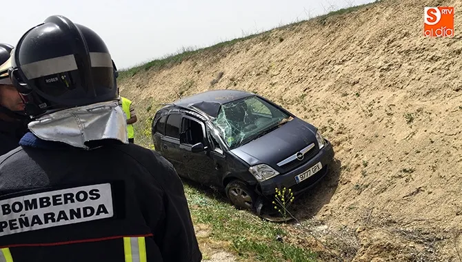 Una salida de vía acababa con una mujer herida leve hoy en la carretera de Macotera