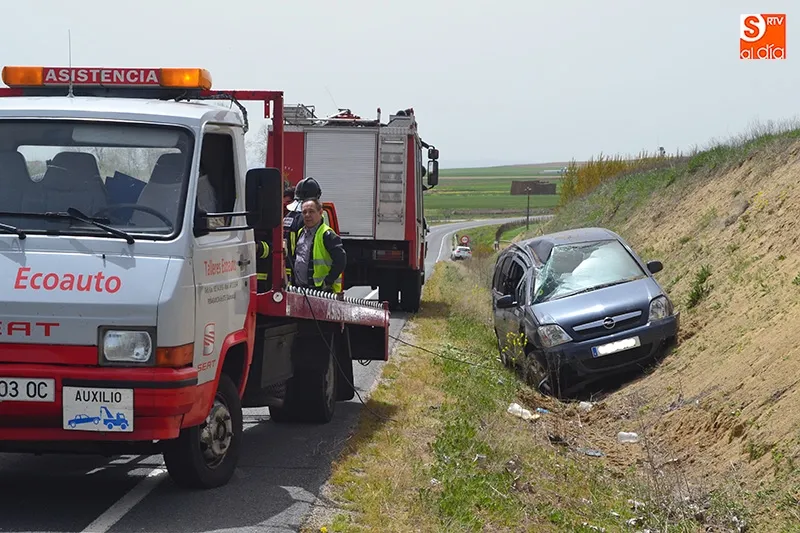 Foto 4 - Herida una mujer tras un aparatoso accidente en la carretera de Macotera