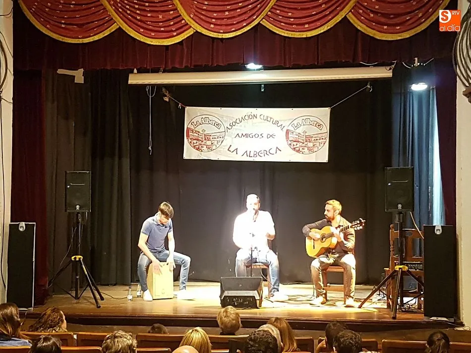 Éxito de la propuesta musical de Sal Gorda en el teatro municipal de La Alberca