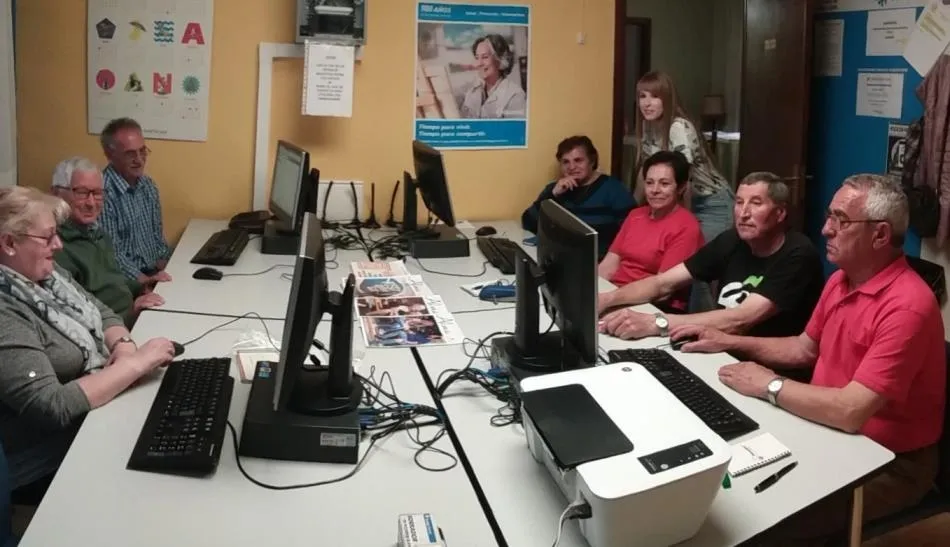 El Centro de Mayores imparte sendos cursos de informática gracias a La Caixa  
