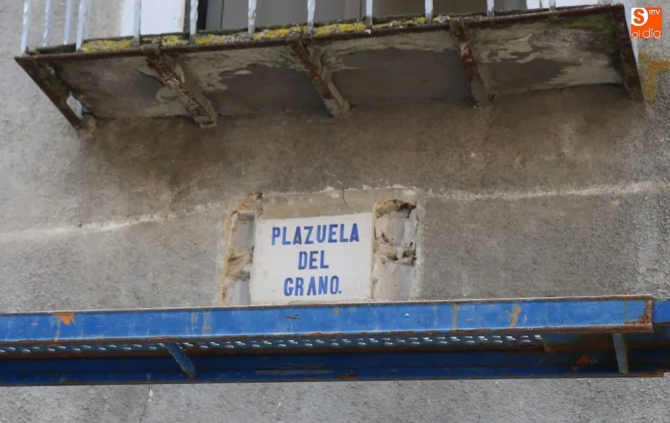 Foto 3 - El Ayuntamiento retira la placa del general franquista Queipo de Llano a instancias de Comprom&iacute;s