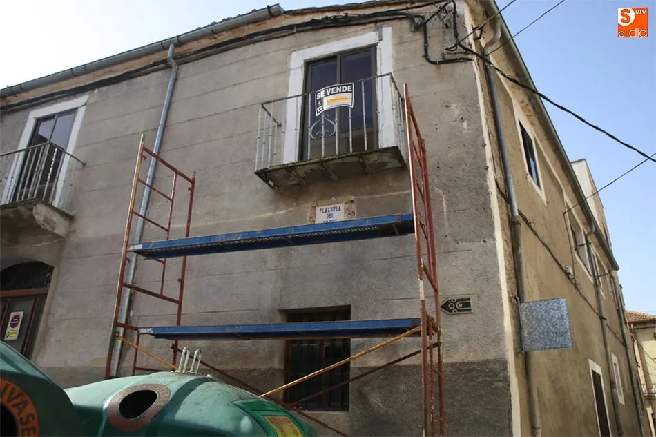 Operarios municipales retiraron la placa de Queipo de LLano