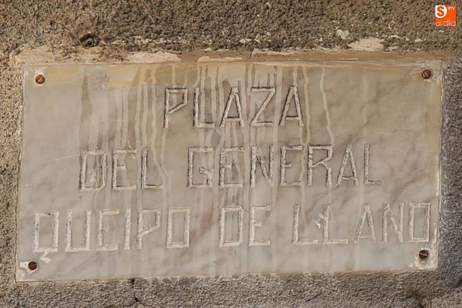 Foto 2 - El Ayuntamiento retira la placa del general franquista Queipo de Llano a instancias de Comprom&iacute;s