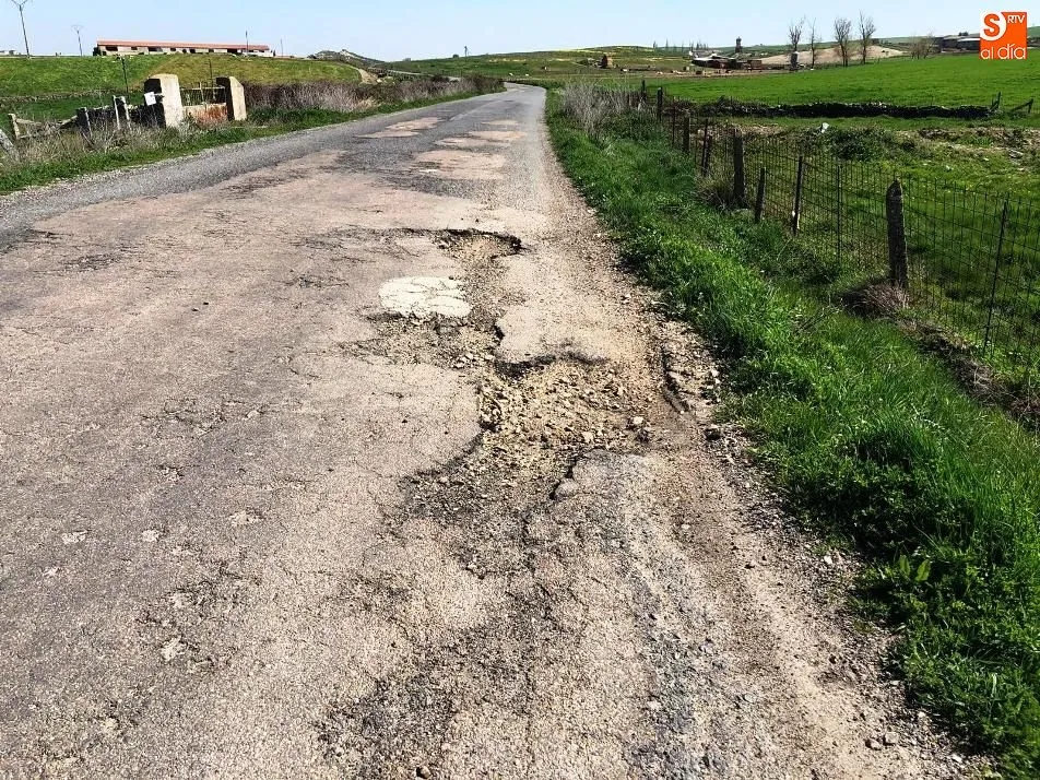 Foto 11 - El Ayuntamiento contin&uacute;a sin actuar en la DSA-110 tras prometer un bacheo de urgencia hace un mes