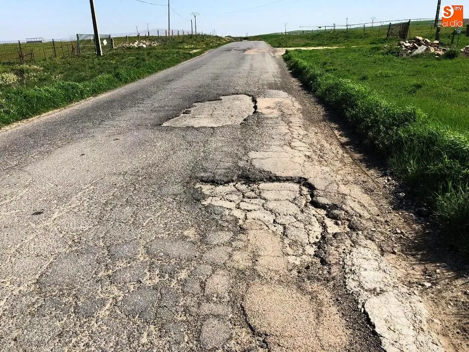 Foto 10 - El Ayuntamiento contin&uacute;a sin actuar en la DSA-110 tras prometer un bacheo de urgencia hace un mes