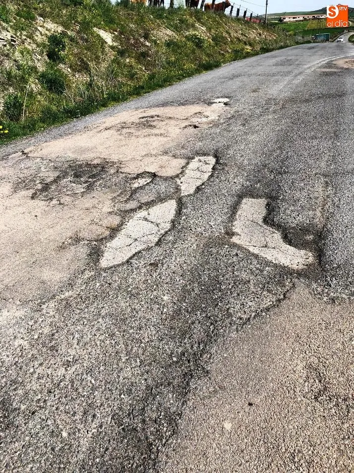 Foto 9 - El Ayuntamiento contin&uacute;a sin actuar en la DSA-110 tras prometer un bacheo de urgencia hace un mes