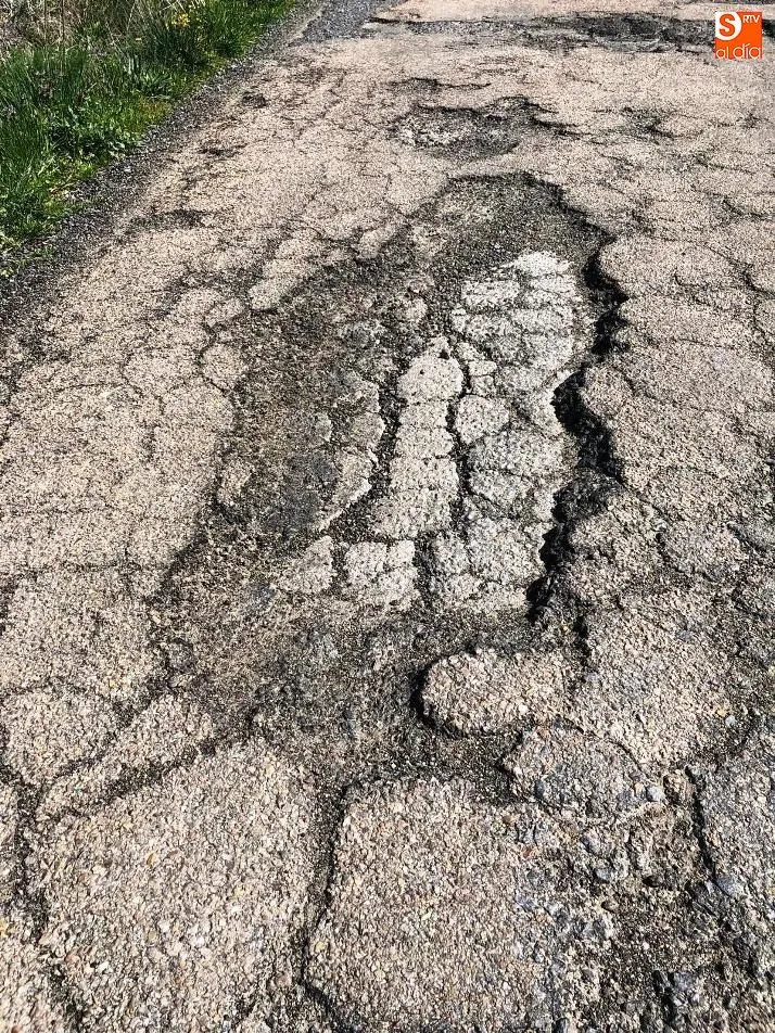 Foto 7 - El Ayuntamiento contin&uacute;a sin actuar en la DSA-110 tras prometer un bacheo de urgencia hace un mes
