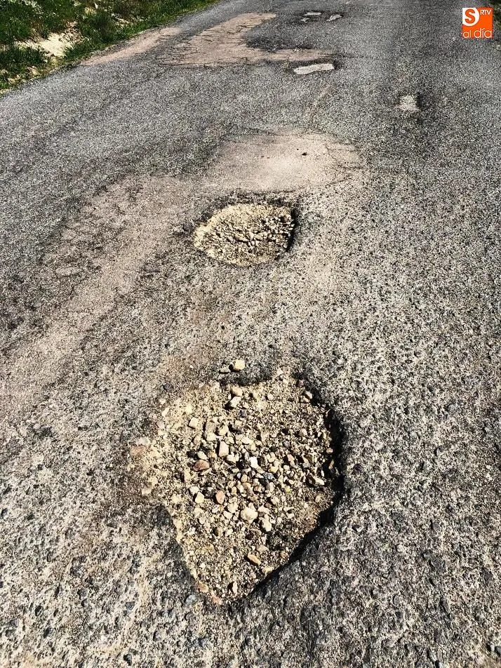 Foto 6 - El Ayuntamiento contin&uacute;a sin actuar en la DSA-110 tras prometer un bacheo de urgencia hace un mes