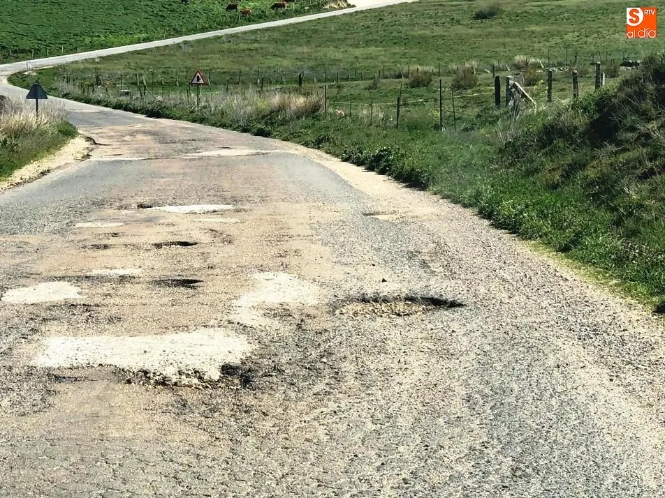 Foto 5 - El Ayuntamiento contin&uacute;a sin actuar en la DSA-110 tras prometer un bacheo de urgencia hace un mes