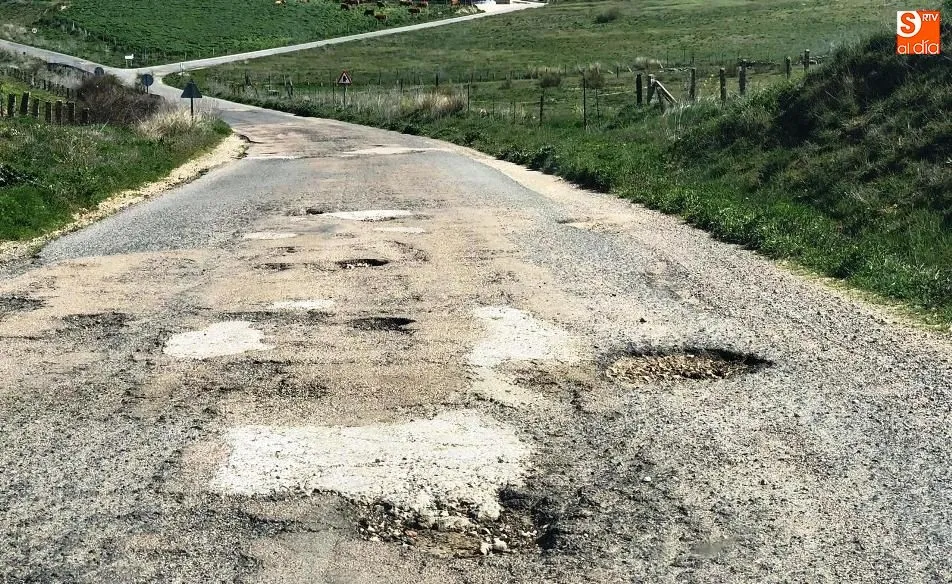 Foto 4 - El Ayuntamiento contin&uacute;a sin actuar en la DSA-110 tras prometer un bacheo de urgencia hace un mes