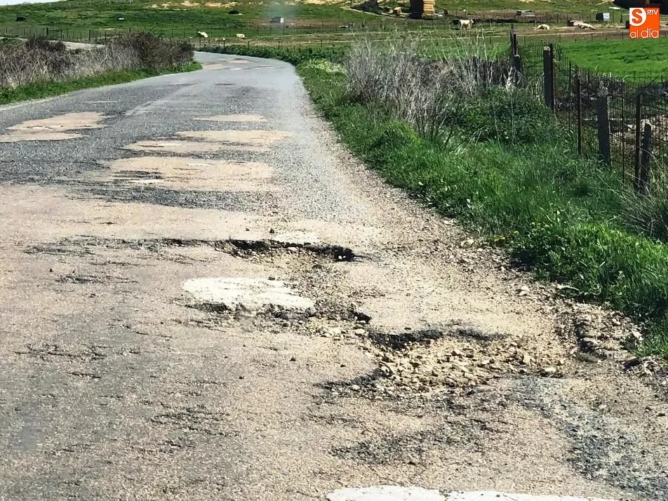 Foto 3 - El Ayuntamiento contin&uacute;a sin actuar en la DSA-110 tras prometer un bacheo de urgencia hace un mes