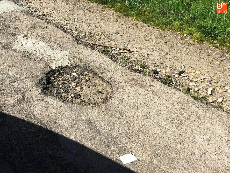 Foto 2 - El Ayuntamiento contin&uacute;a sin actuar en la DSA-110 tras prometer un bacheo de urgencia hace un mes