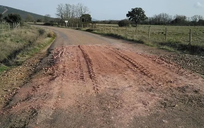 Parcheado de uno de los baches que han hecho los vecinos