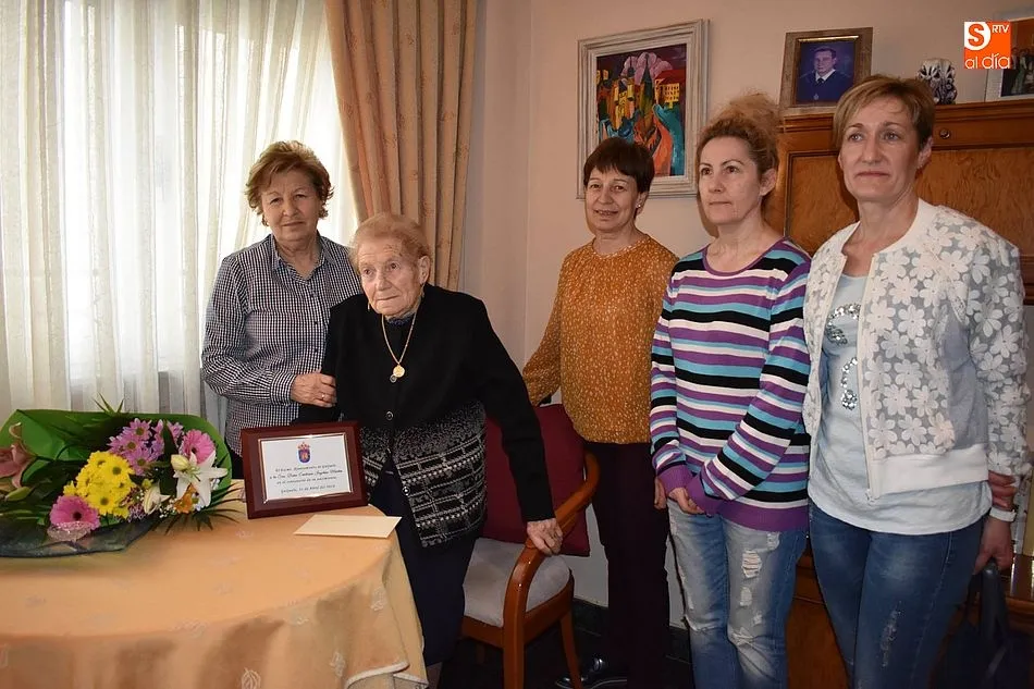 Foto 3 - Emiliana Ingelmo Mart&iacute;n cumple cien a&ntilde;os recibiendo un c&aacute;lido homenaje