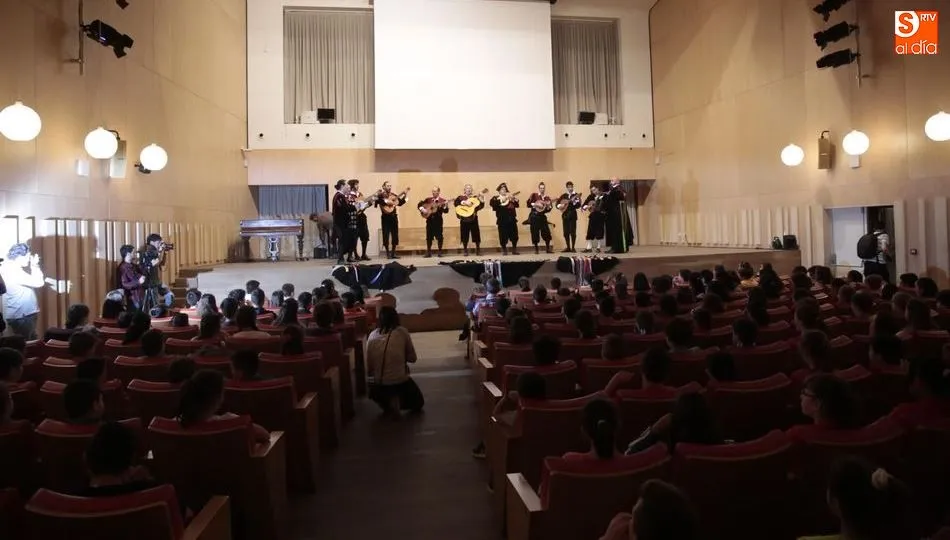 Actuación de la Tuna Universitaria de Salamanca en el auditorio Fonseca. Foto de Alejandro López