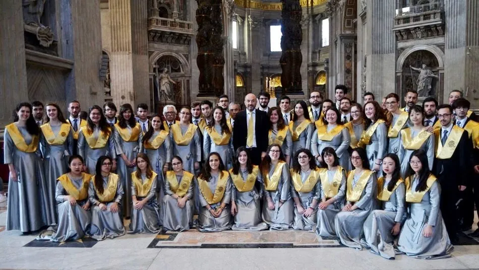 El Coro de la Universidad Pontificia junto al Baldaquino de San Pedro