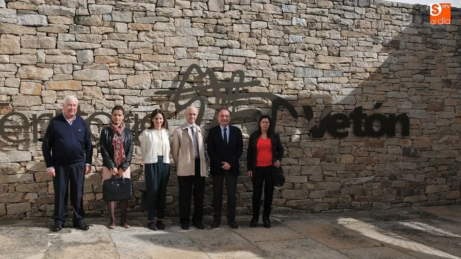 Antonio Andrés Laso realizó un recorrido por la villa lumbralense acompañado por el alcalde, Pedro Sánchez / FOTOS: ESTER CORREDERA