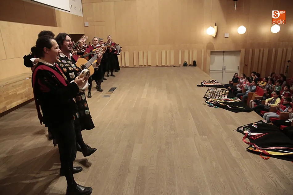 Foto 11 - M&aacute;s de 1.200 escolares descubren la cultura musical de las tunas universitarias