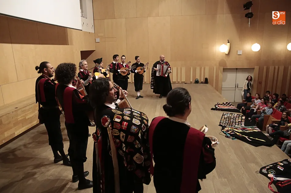 Foto 10 - M&aacute;s de 1.200 escolares descubren la cultura musical de las tunas universitarias