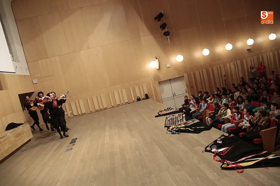 Foto 7 - M&aacute;s de 1.200 escolares descubren la cultura musical de las tunas universitarias