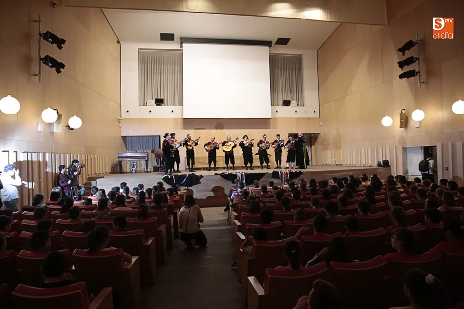 Foto 5 - M&aacute;s de 1.200 escolares descubren la cultura musical de las tunas universitarias