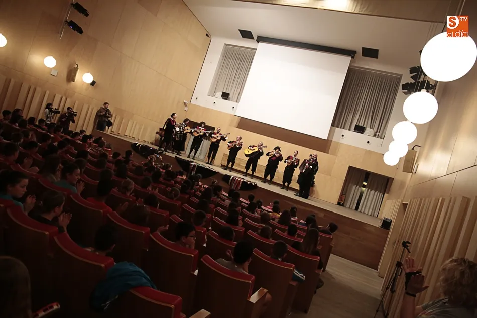 Foto 2 - M&aacute;s de 1.200 escolares descubren la cultura musical de las tunas universitarias
